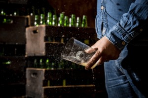 versement de cidre avec bouchon