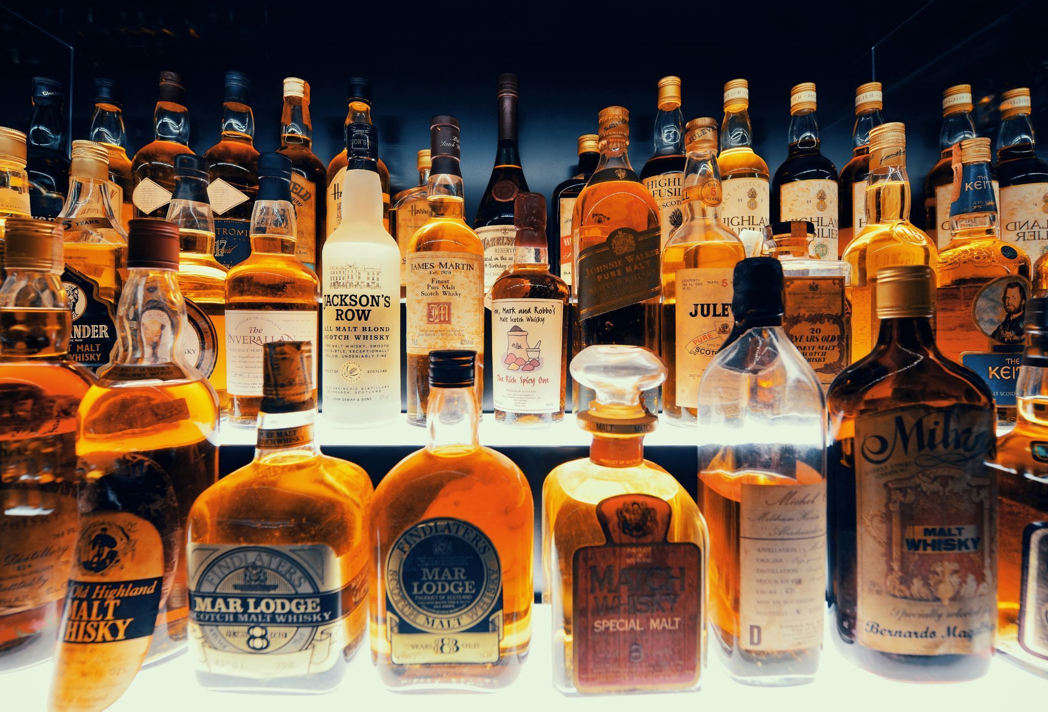 botellas con tapones para licores