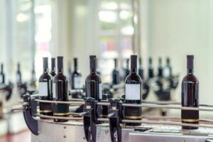 vino saliendo de una embotelladora de vino